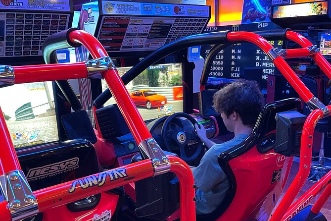 Akihabara Otaku Group Tour - The guide makes the day: Leon and Firas as the model