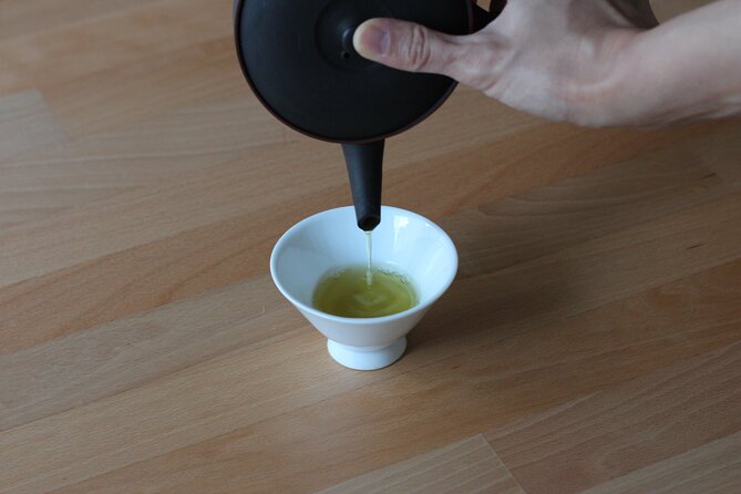 Authentic Japanese tea tasting session: sencha, matcha, gyokuro - The role of Yosuke: organized explanations that land