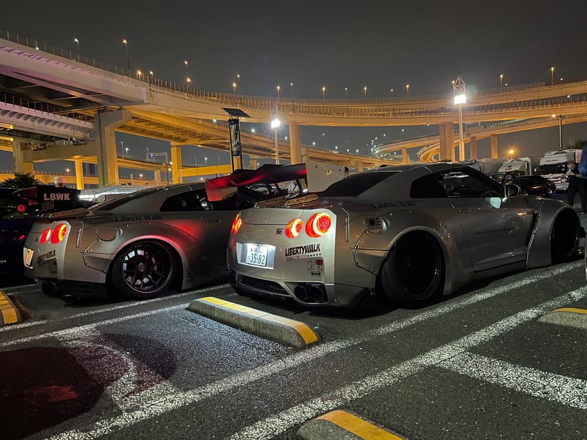 Daikoku Parking : going by this mini JDM - one customer only - Meet in front of MOS BURGER and settle into a very small car