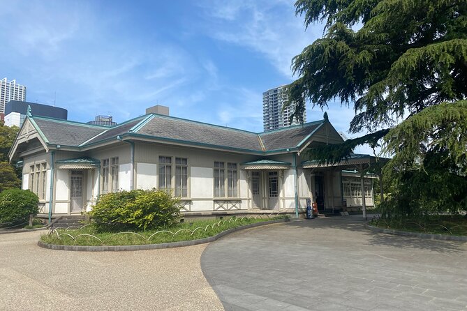 Discover the History of Shinjuku Gyoen – Private Walking Tour - How the guide makes this tour feel worth $50