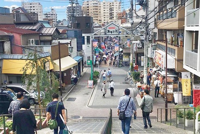 Experience Old local Tokyo & traditional food in Yanaka Ginza - Izakaya-style beer and sake tasting: fun, but plan for cash and age rules