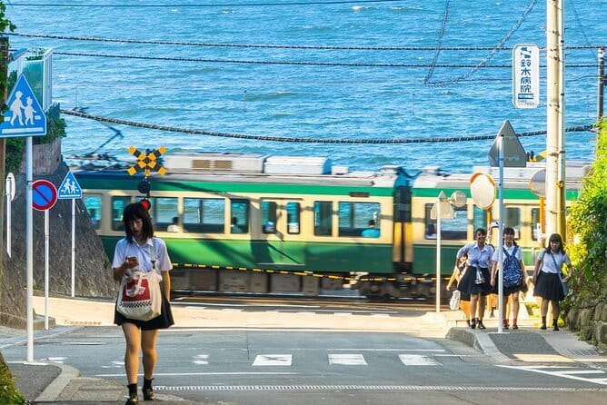 From Tokyo Kamakura, Hachimangu Shrine and Enoshima Full Day Tour - Stop 4: Tsurugaoka Hachimangu Shrine (samurai heritage in a Shinto setting)