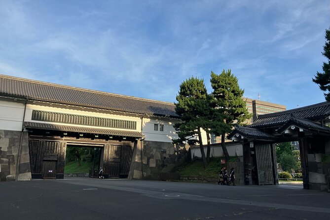 Imperial Palace or Edo Castle Time Trip Learning Walking Tour - Pace, group size, and what to wear