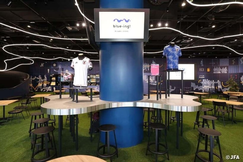 Japan Football Association museum tour at 「blue-ing!」 - Artificial turf inside: the pitch-like design trick