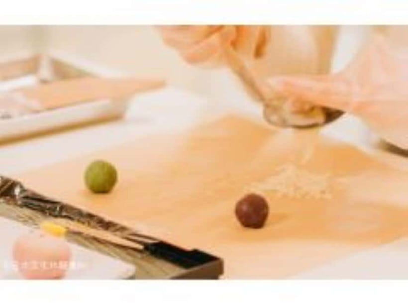Japanese Traditional Sweets making - The schedule: 65 minutes that move from shaping to plating to eating