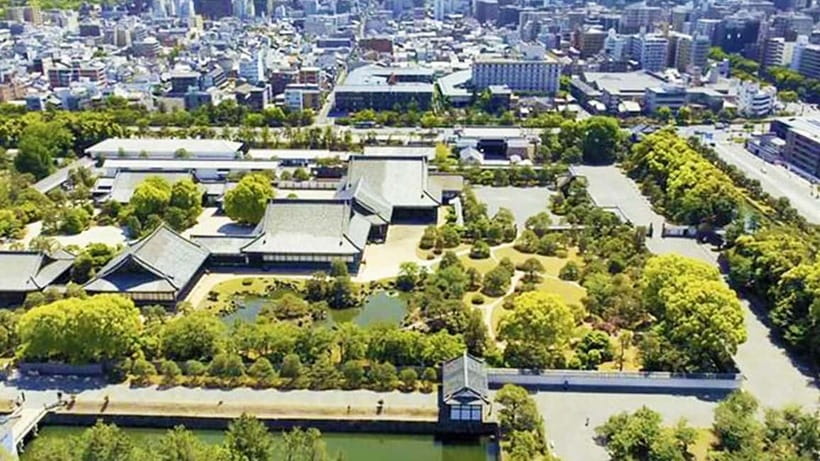 Kyoto: Nijo Castle World Heritage Guided Tour with Admission - Entering the Ninomaru Palace: rooms and corridors built for rank
