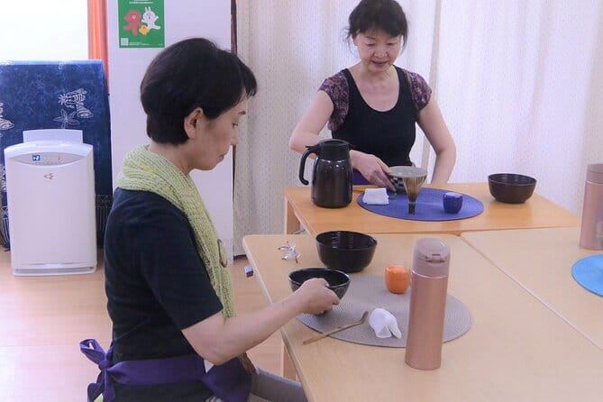 Matcha Making Experience in Shinjuku - Logistics that affect your comfort: meeting point, group size, and timing