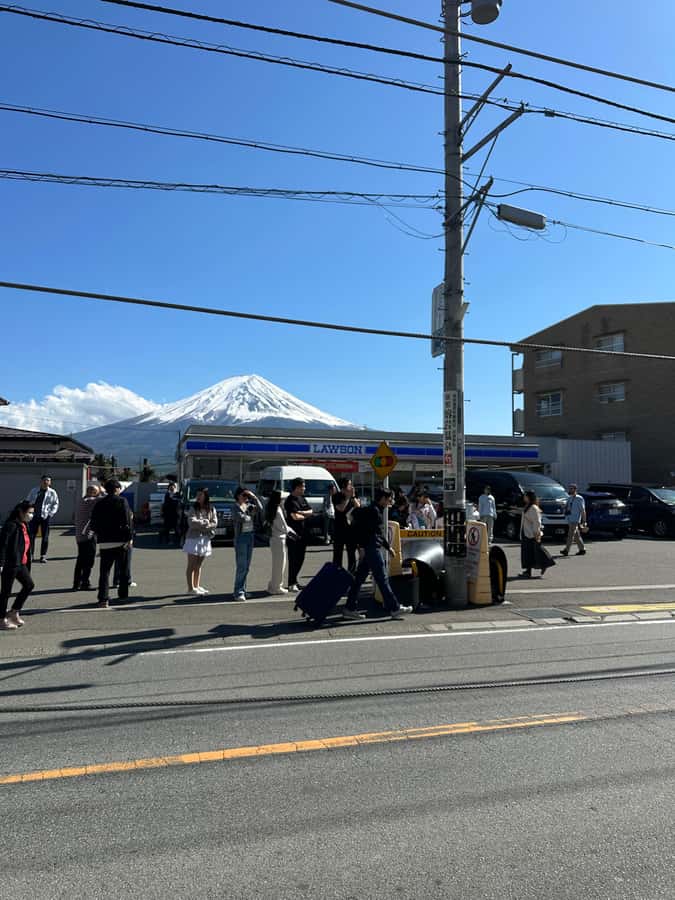 Mount Fuji One Day Private Tour With English Speaking Driver - Oshino Hakkai: ponds, tradition, and Fuji in the background
