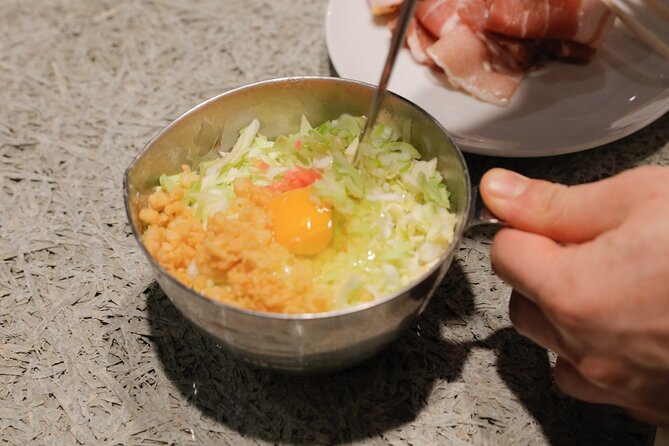 Okonomiyaki making experience~Japanese popular food - Okonomiyaki on the Hot Griddle in Shinjuku