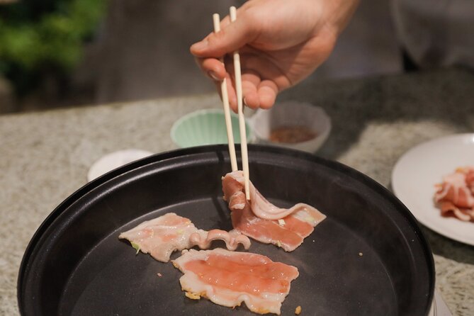 Okonomiyaki making experience~Japanese popular food - English-Speaking Help and the Role of Nina the Translator