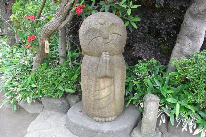 Private Car Tour to see Highlights of Kamakura, Enoshima, Yokohama from Tokyo - Komachidori Shopping Without Turning It Into a Chore