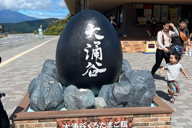 Private tour - Scenic Fuji Escape: Hakone, Peace Park & More - Oshino Hakkai: Spring-Fed Ponds and Thatch-Roof Nostalgia