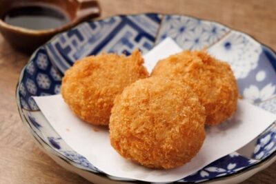 Sake Pairing Workshop with Japanese Food in Shinjuku - The food course and the first pairings: chicken nanban and miso-butter bites