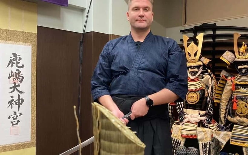 Samurai sword cutting experience - Sword explanation and practice swings before the cut