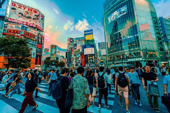 Shibuya Bar Hopping Adventure Unique and Drank Experience - Stop 1: UNIQLO Shibuya Dōgenzaka—It’s Not Just a Meet Spot