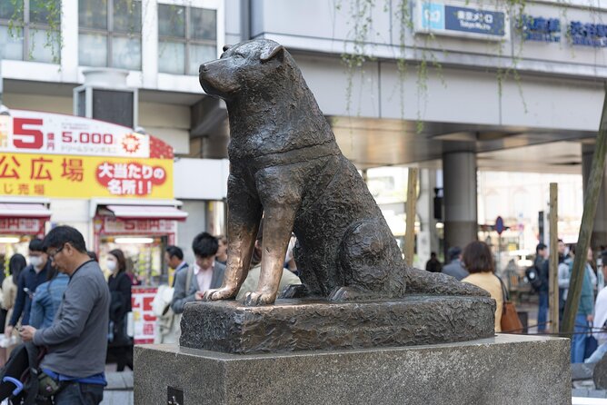 Shibuya by night in Small Groups: Neon Lights and Local Flavors - Shibuya at 6:00 pm: when the lights match the appetite