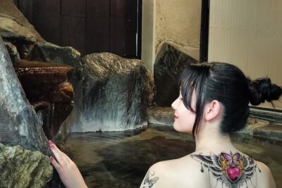 Tattoo-friendly open-air Onsen & drink - Indoor baths any time, outdoor baths only on the right days