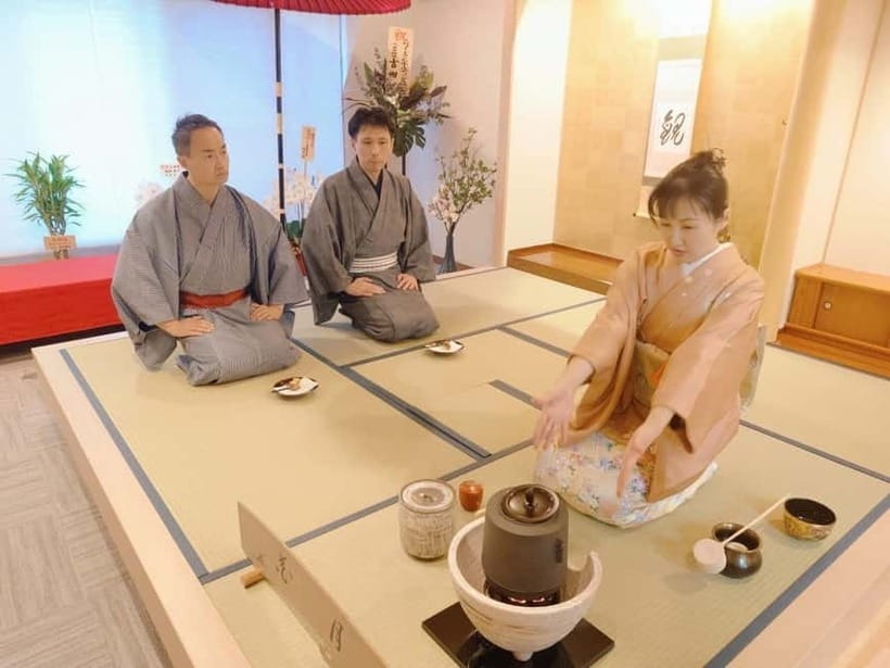 Tea ceremony experience in Japanese-style room 60min - Watching the demonstration, then learning what each object is doing