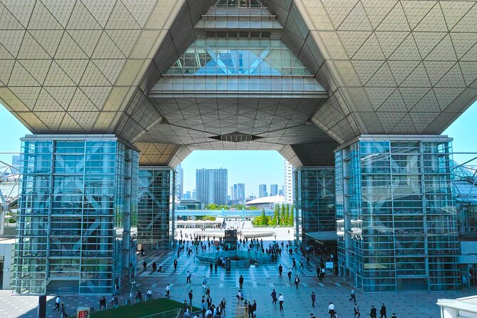 Tokyo Architecture and Contemporary Art Walking Tour with a local guide - Shibuya Crossing: The Intersection That Changes Your Pace