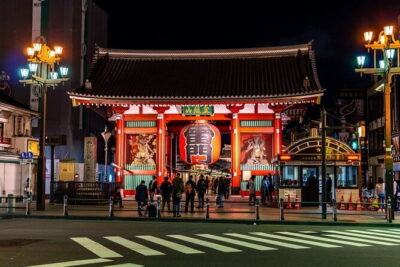 Tokyo Asakusa Sensoji Temple Night Walking Tour - Stop 1: Kaminarimon Gate and the statues of Fujin and Raijin