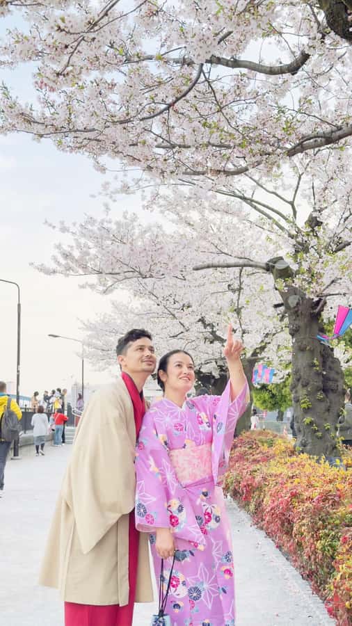 Tokyo Asakusa: Traditional Kimono Rental Experience at Wargo - Putting On a Kimono in Asakusa: What Wargo Really Delivers for $33