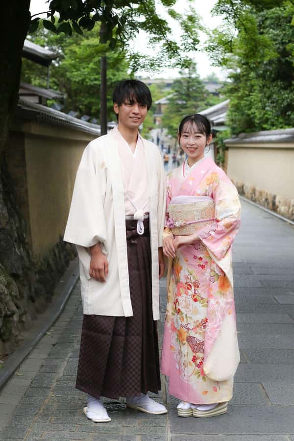 Tokyo Asakusa: Traditional Kimono Rental Experience at Wargo - Kimono Choices and the Deluxe Plan: Upgrading Without Overthinking