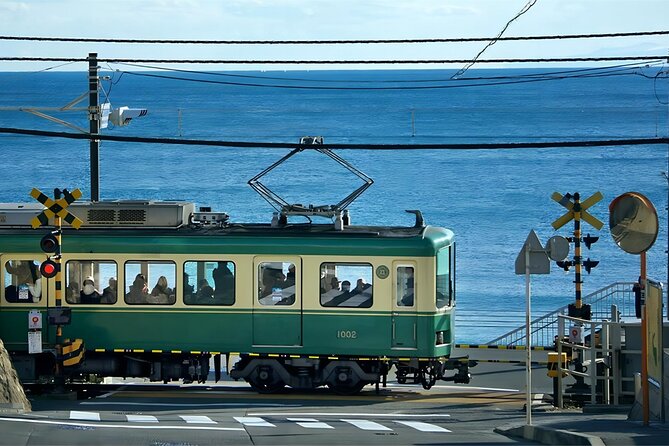 Tokyo: Bus Tour to Kamakura Great Buddha & Enoshima with Pickup - Tsurugaoka Hachimangu Shrine: Time to Walk the Main Approach