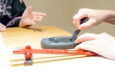 Tokyo: Calligraphy Experience at Japanese Room in Shibuya - Getting the strokes right: coaching and etiquette with Sowa-san