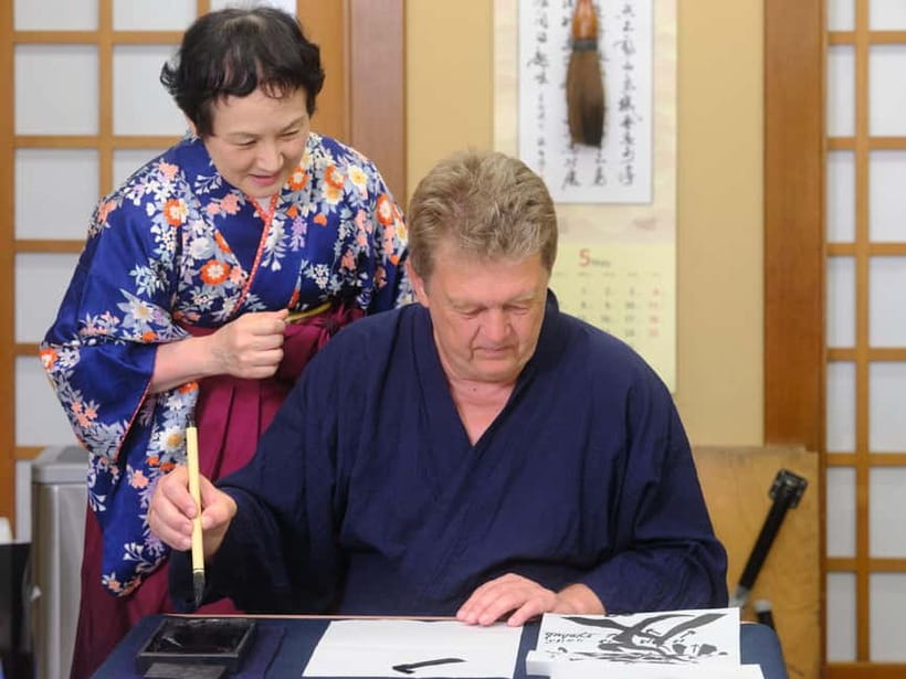 Tokyo: Calligraphy Experience with yukata or Samue - Yukata or samue setup and tea: the calm start matters