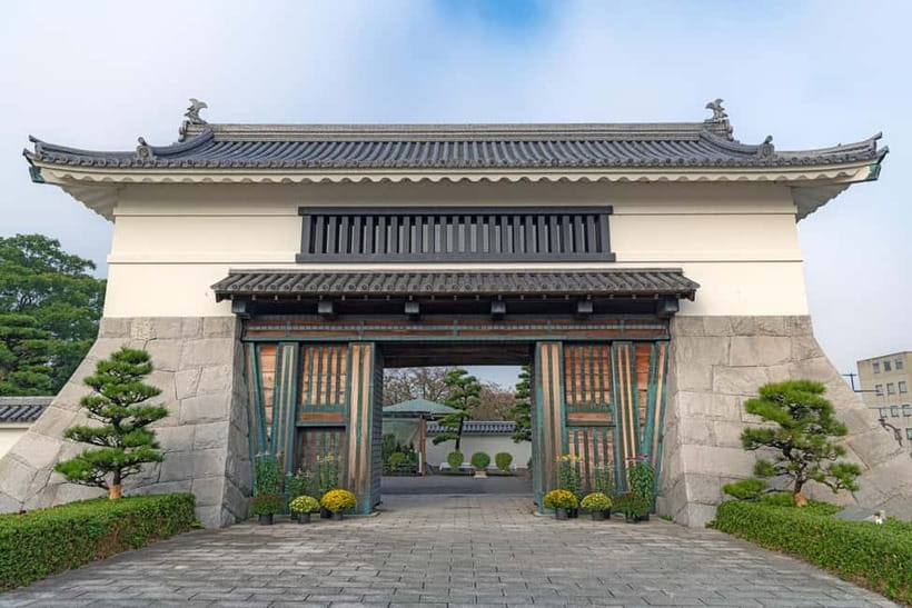 Tokyo: Edo Castle & East Garden of the Imperial Palace Tour - Price and value: $42 for a guide in the right place