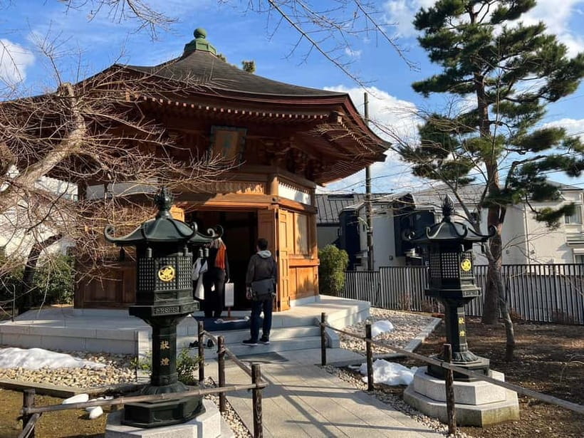 Tokyo: Gotokuji Culture Walk & Lucky Cat Temple Experience - Temple visit time: your 50-minute slow walk
