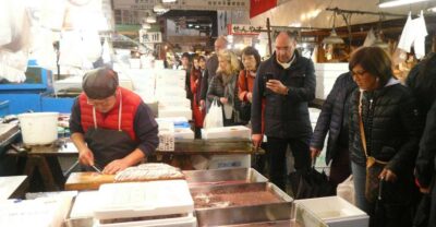 Tokyo: Guided Walking Tour of Tsukiji Market with Breakfast - How a 150-Minute Food Walk Stays Fun Instead of Fussy