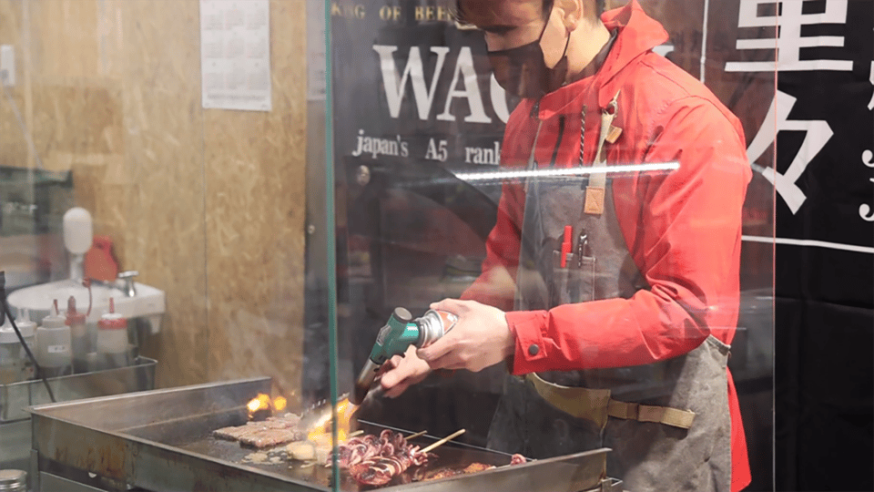 Tokyo: Guided Walking Tour of Tsukiji Market with Lunch - The Guided Experience in Action: How the Group Is Kept Moving