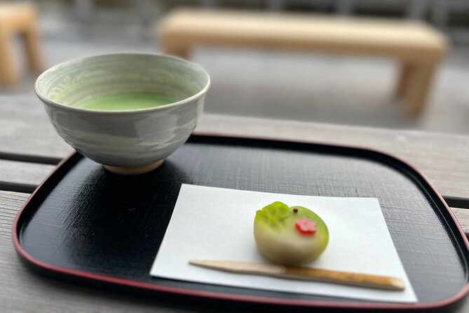 Tokyo: Hama-rikyu Gardens tour with Japanese Tea & Sweets - The tea ceremony room: matcha and Japanese sweets as part of the experience