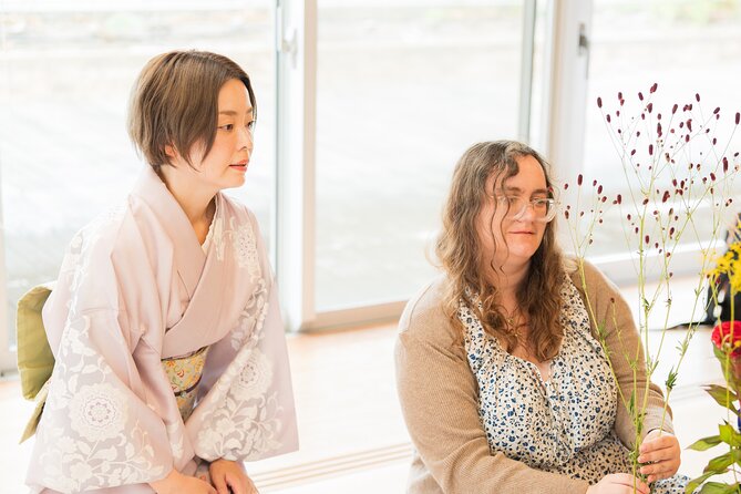 Tokyo Ikebana Wellness Art Experience near Shinjuku - Seasonal flowers and the “personality” of materials