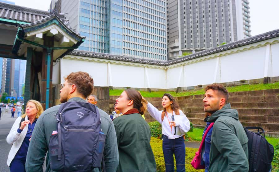Tokyo: Imperial Palace, the history of Japan (ENGLISH GUIDE) - Koi fish, prefecture trees, and photo-friendly moments