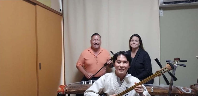 Tokyo: Learn to play traditonal songs on Tsugaru Shamisen - Meet Kouzan Oyama: What a Champion Teacher Changes