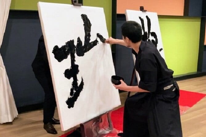 Tokyo Manga Drawing Experience Pro Artist Workshop & MangaHistory - From pencil sketch to ink to shading: the traditional flow