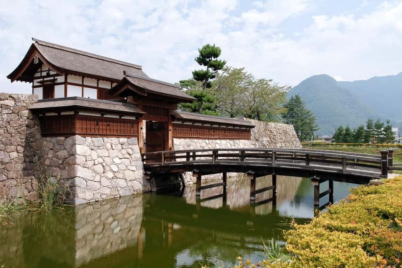 Tokyo: Nagano Snow Monkeys and Zenkoji Tour with Temples - Matsushiro Castle Ruins: history you can walk through