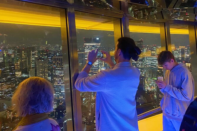Tokyo Night E-Bike Tour with Tokyo Tower and Dolphin Show - Azabujuban: snack break in a more upscale Tokyo pocket