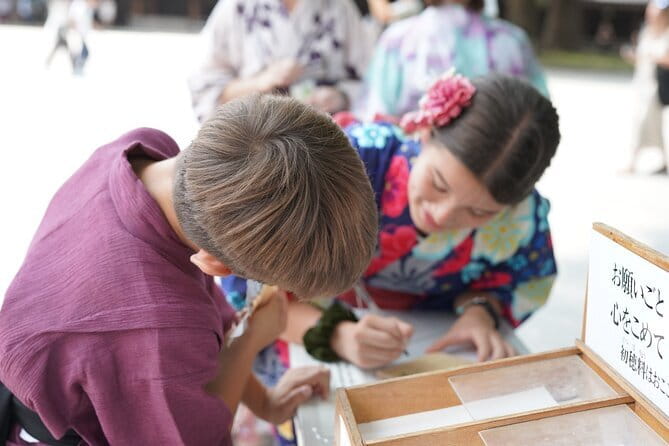Tokyo, Shibuya: Meiji Shrine Tour in KIMONO / English-friendly - Stop 1 at Harajuku Kimono SHIBUI: choosing your look, then getting dressed