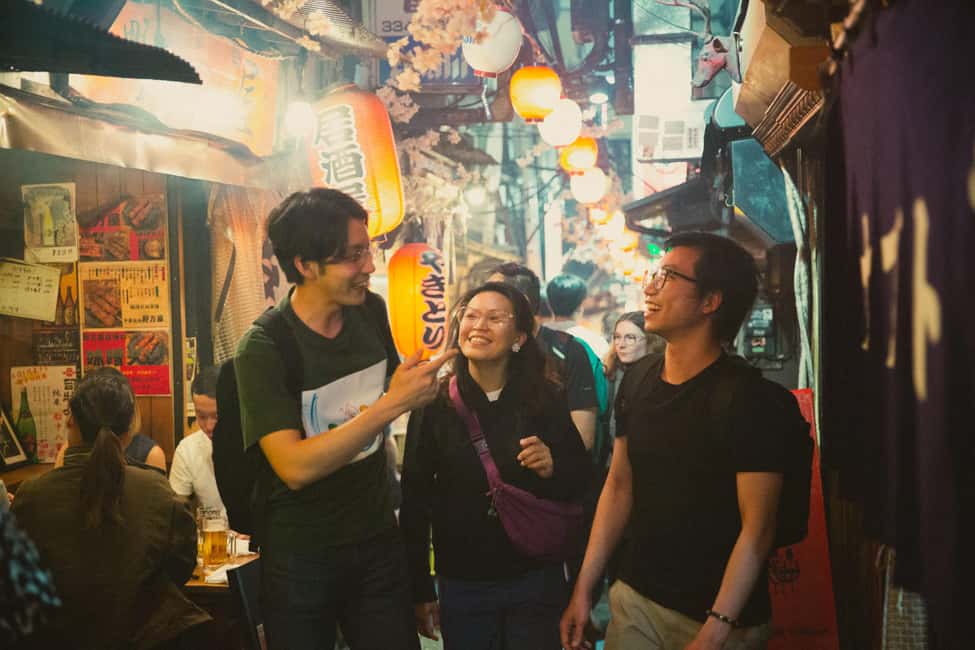 Tokyo: Shinjuku Izakaya and Golden Gai Bar Hopping Tour (2h) - Shinjuku after dark: a bar plan that saves you from maze panic