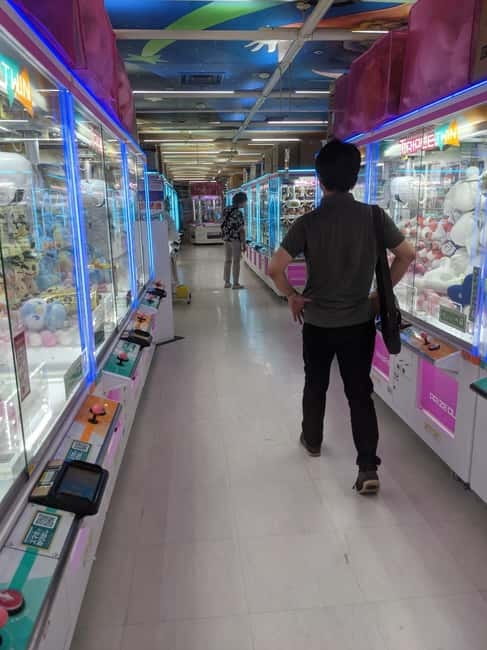 Tokyo Shinjuku : Private Walking Night Tour with Pachinko - Pachinko time: learning the game, then trying it