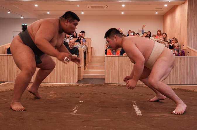 Tokyo Shinjuku Sumo Show and Experience with Drinks and Photo - The Sumo Challenge: the interactive moment with real impact