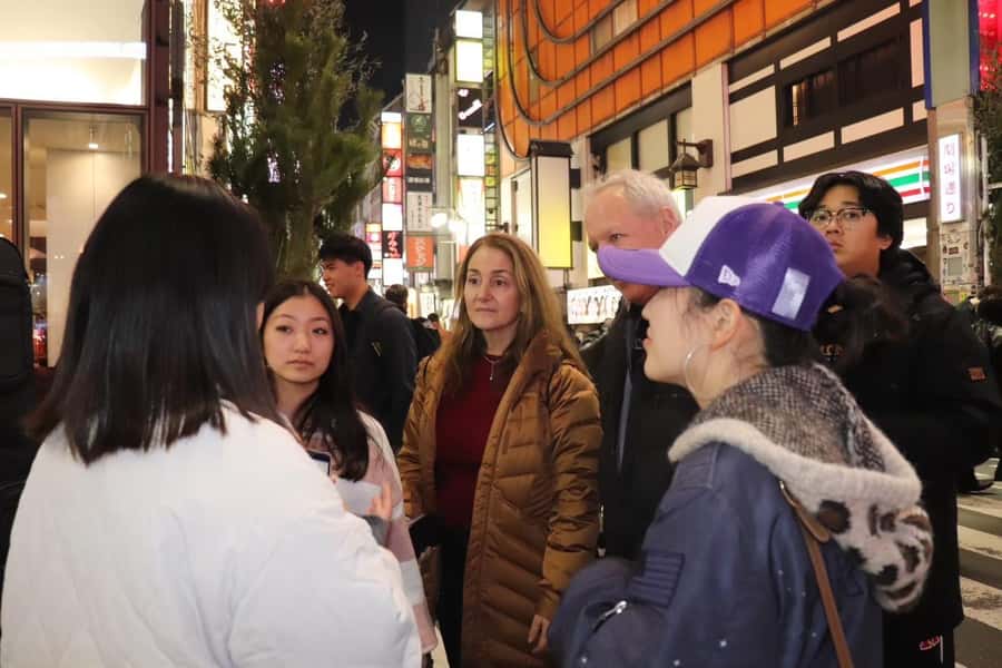 Tokyo: Shinjuku tour with university students in Tokyo - What the guide style feels like in real life