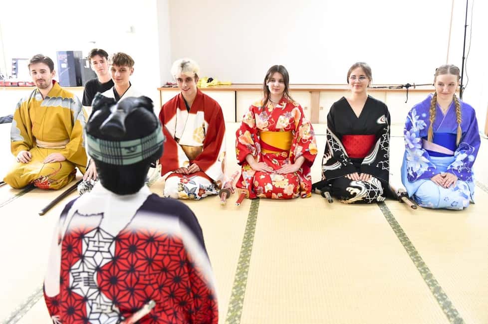Tokyo: Taishu Engeki Show with Kimono and Sword Lesson - The Ohana Custom: How the Program Handles Performer Appreciation