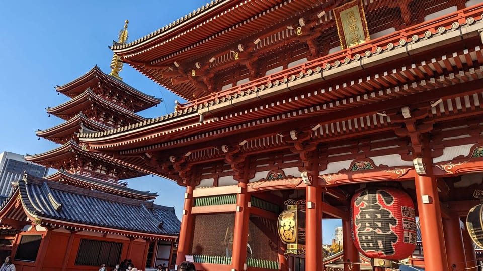 Tokyo: Tour Privado por Tokio en español - Akihabara secrets: anime, manga, electronics, and maid cafe culture