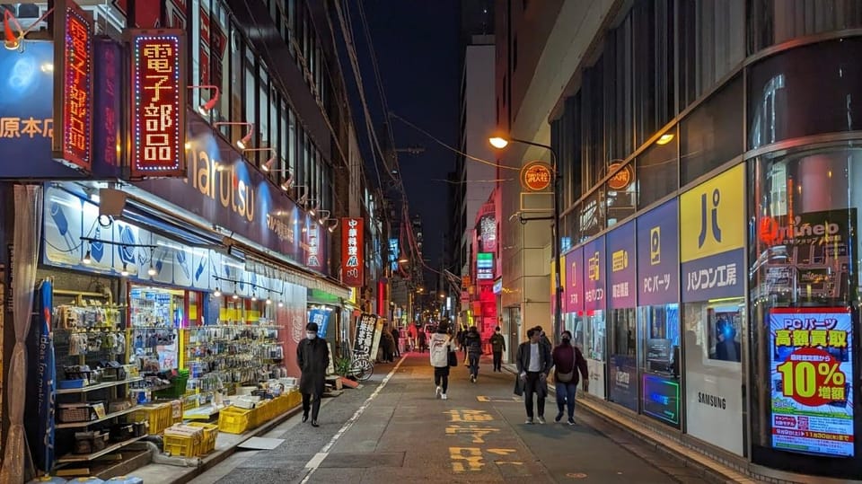 Tokyo: Tour Privado por Tokio en español - Kabukicho at night: Godzilla, a huge 3D screen, and Omoide Yokocho