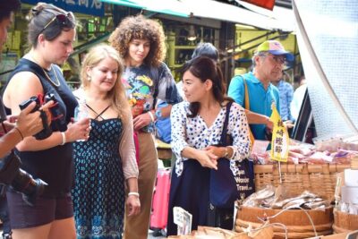 Tokyo : Tsukiji Fish Market Tour with Fresh Sashimi Tasting - Navigating the Tsukiji Jogai Market: what the guide actually does
