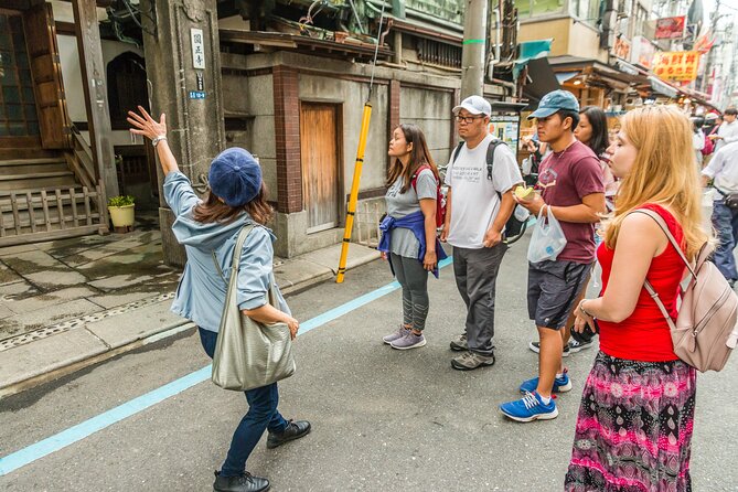 Tokyo : Tsukiji Fish Market Tour with Fresh Sashimi Tasting - Experiencing the atmosphere of the wholesale market